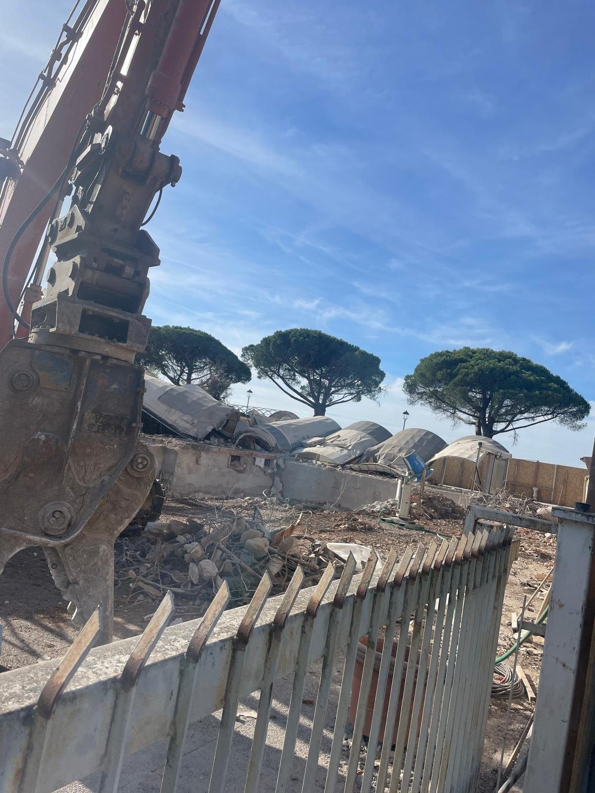 Baustelle unter Pinien am Gardasee