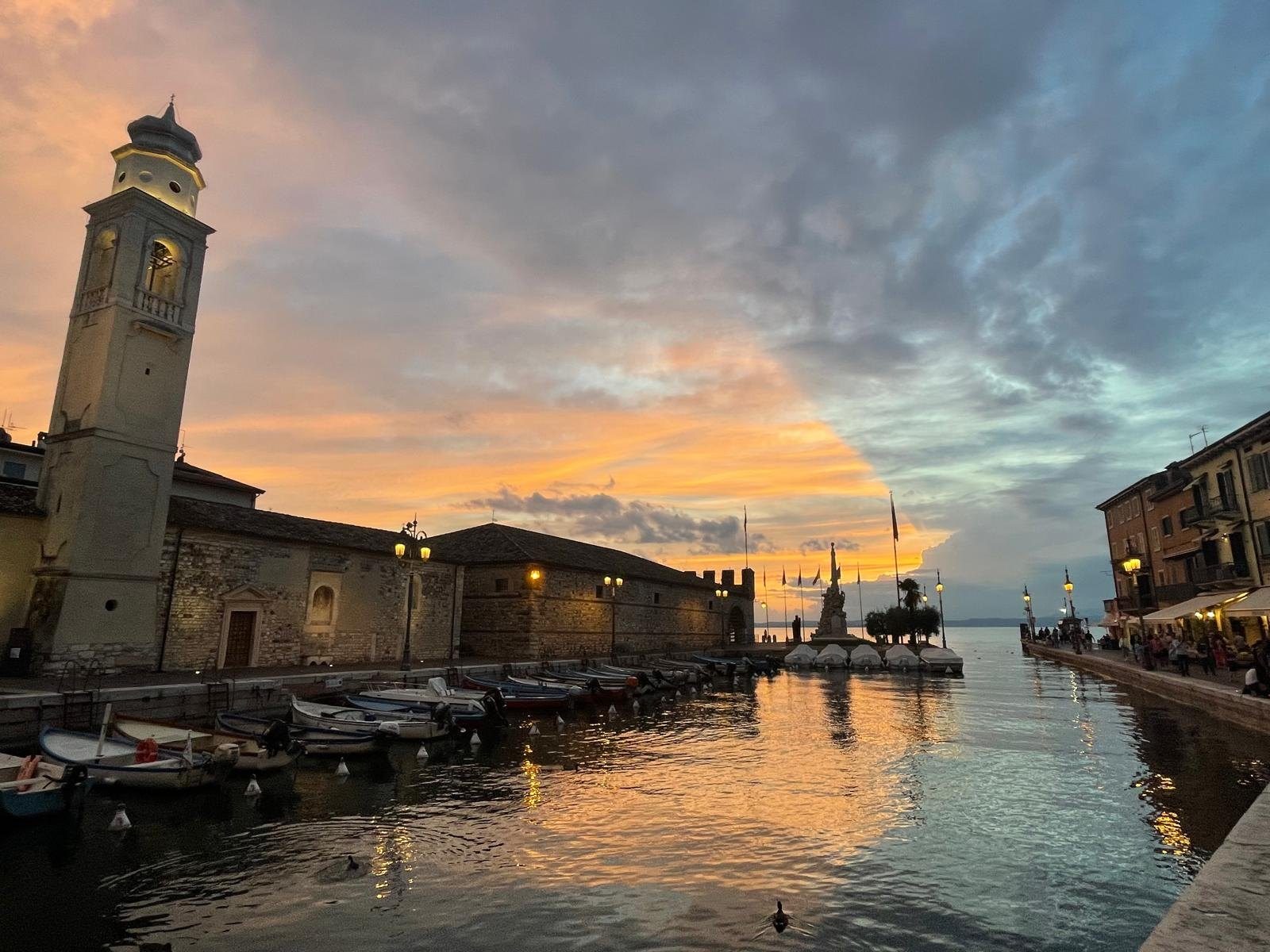 Hafen von Lazise am Gardasee bei Sonnenuntergang