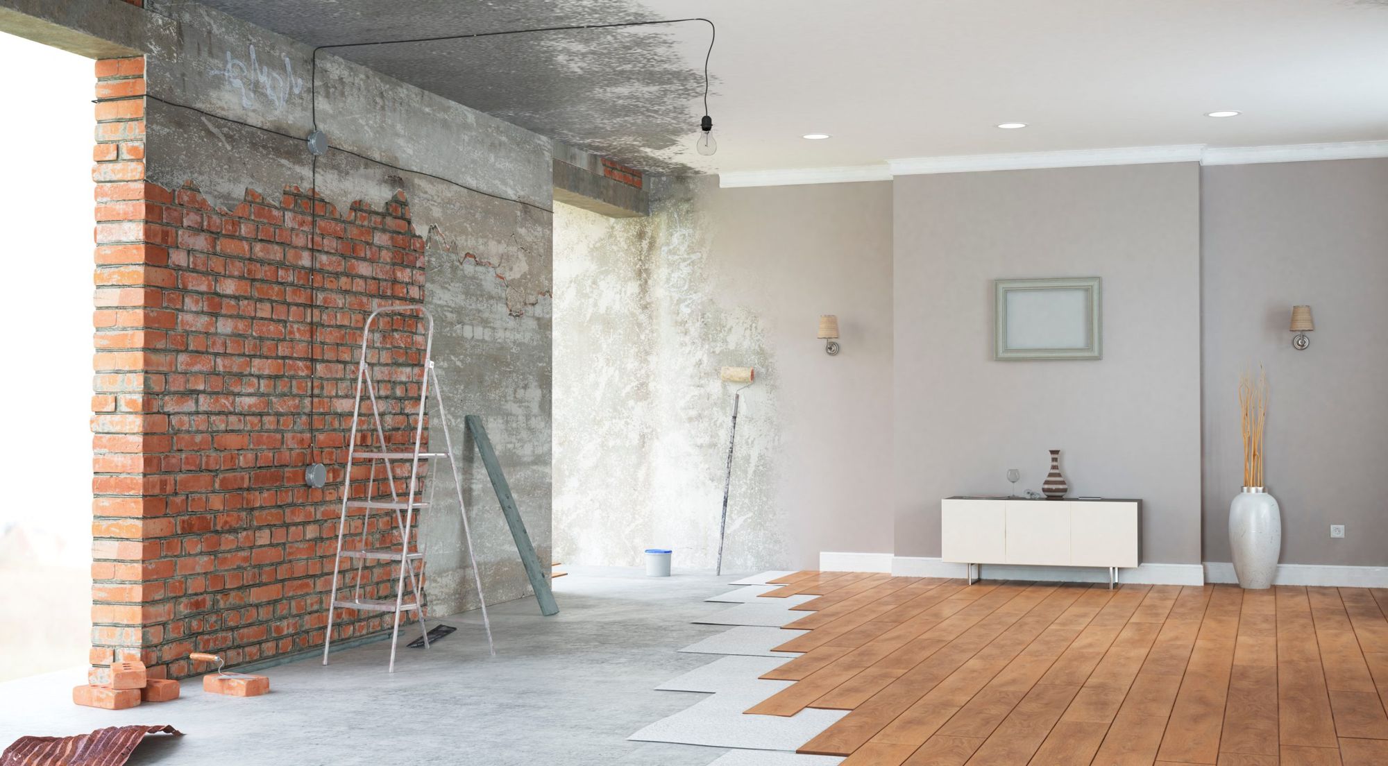 Wohnung im Umbau: links Rohbau mit Ziegelwand, rechts fertiger Raum mit neuem Holzboden